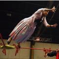 Gloria Esperanza учится прыгать с канатов ринга так, чтобы не повредить не себя, не своего противника.